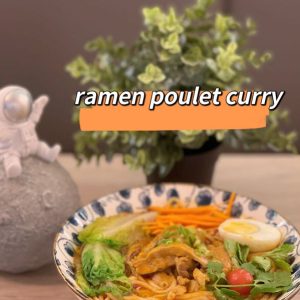 Soupe de ramen au poulet avec sauce curry