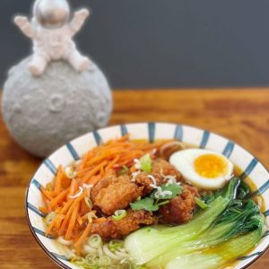 Soupe de ramen au poulet frit